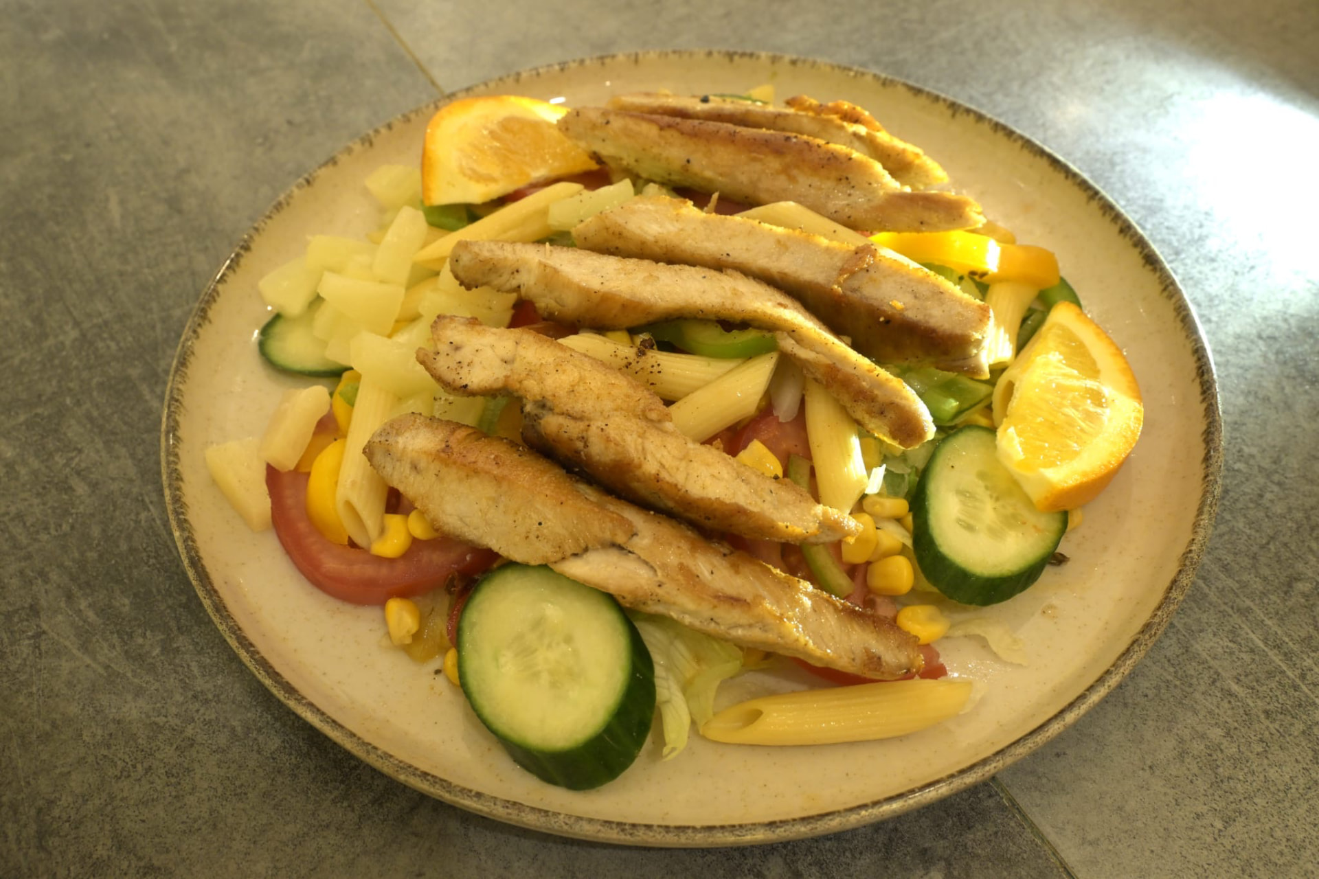 Kycklingsallad med grillad kyckling, pasta, majs och färska grönsaker