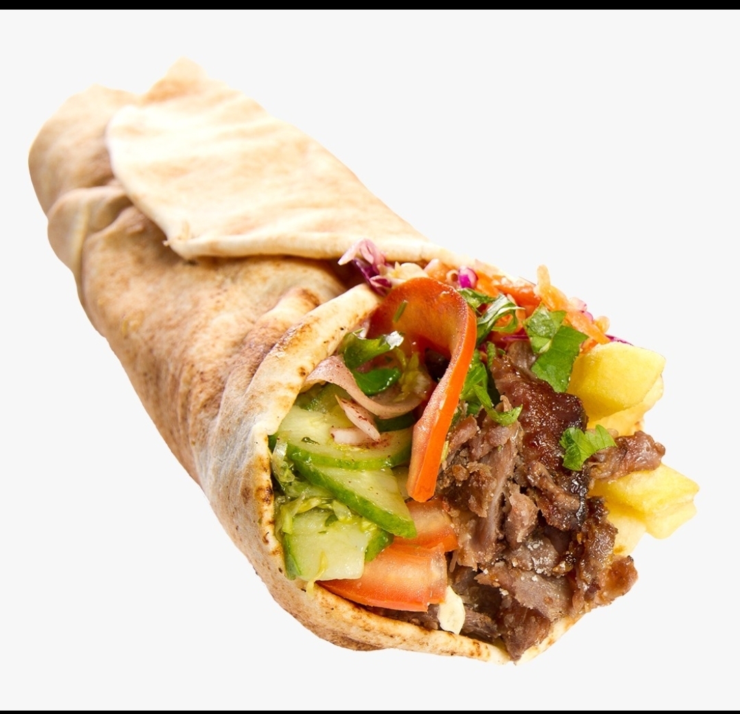 Kebabrulle med kött, pommes och färska grönsaker